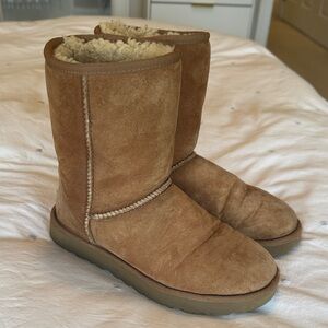 Chestnut Suede Uggs in size 7